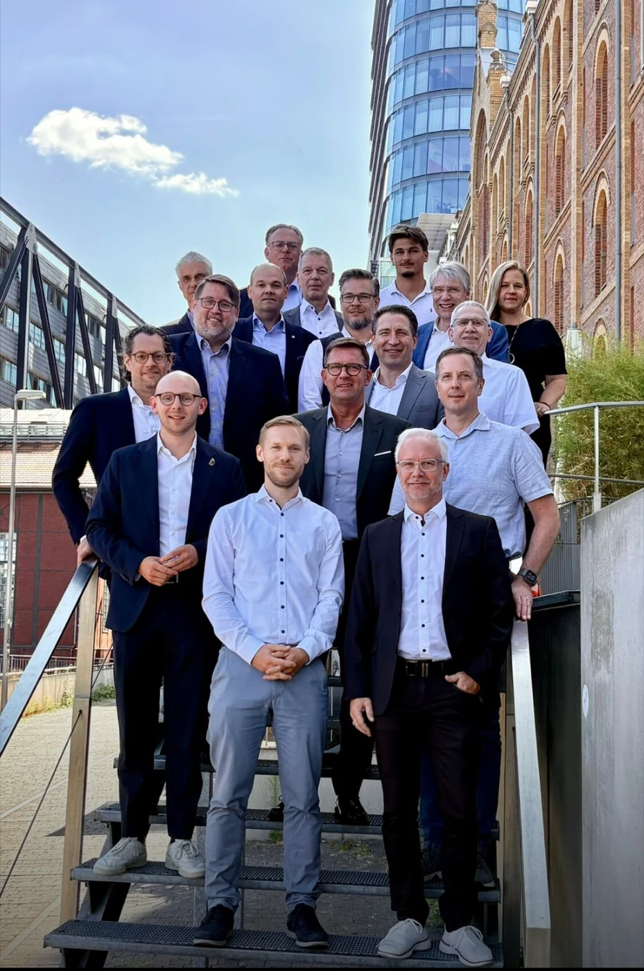 Gruppenphoto auf der Treppe beim Unternehmerverband Handwerk NRW
