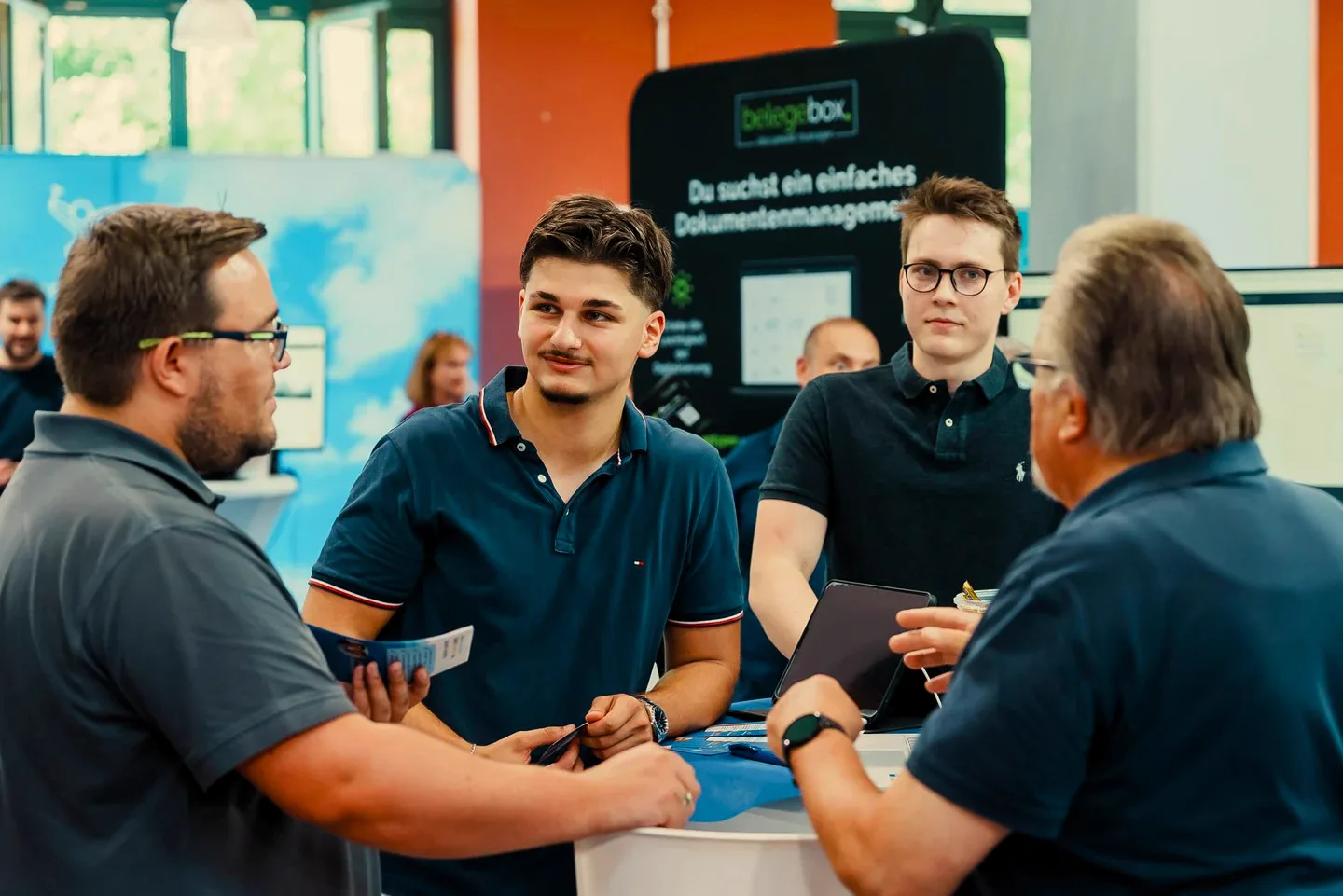 Gespräch am Stand auf der Messe Handwerk goes KI